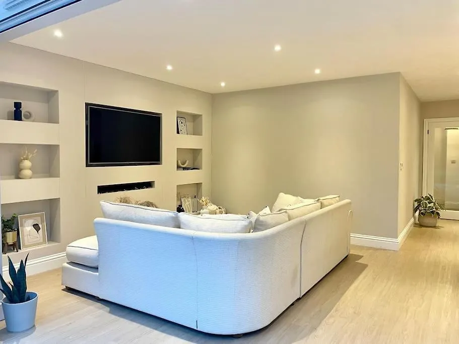 Modern, Central Bungalow With Large Garden Bournemouth
