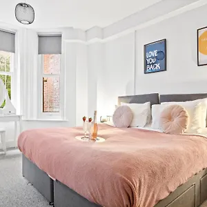 Apartment Family Retreat Stylish Bournemouth, Sleeps 6, 7 Minute Walk To, Bournemouth